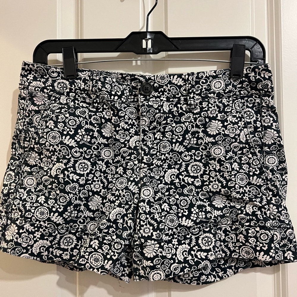 American Eagle white and navy printed shorts. Size 4